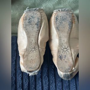 6 pairs of used freed pointe shoes